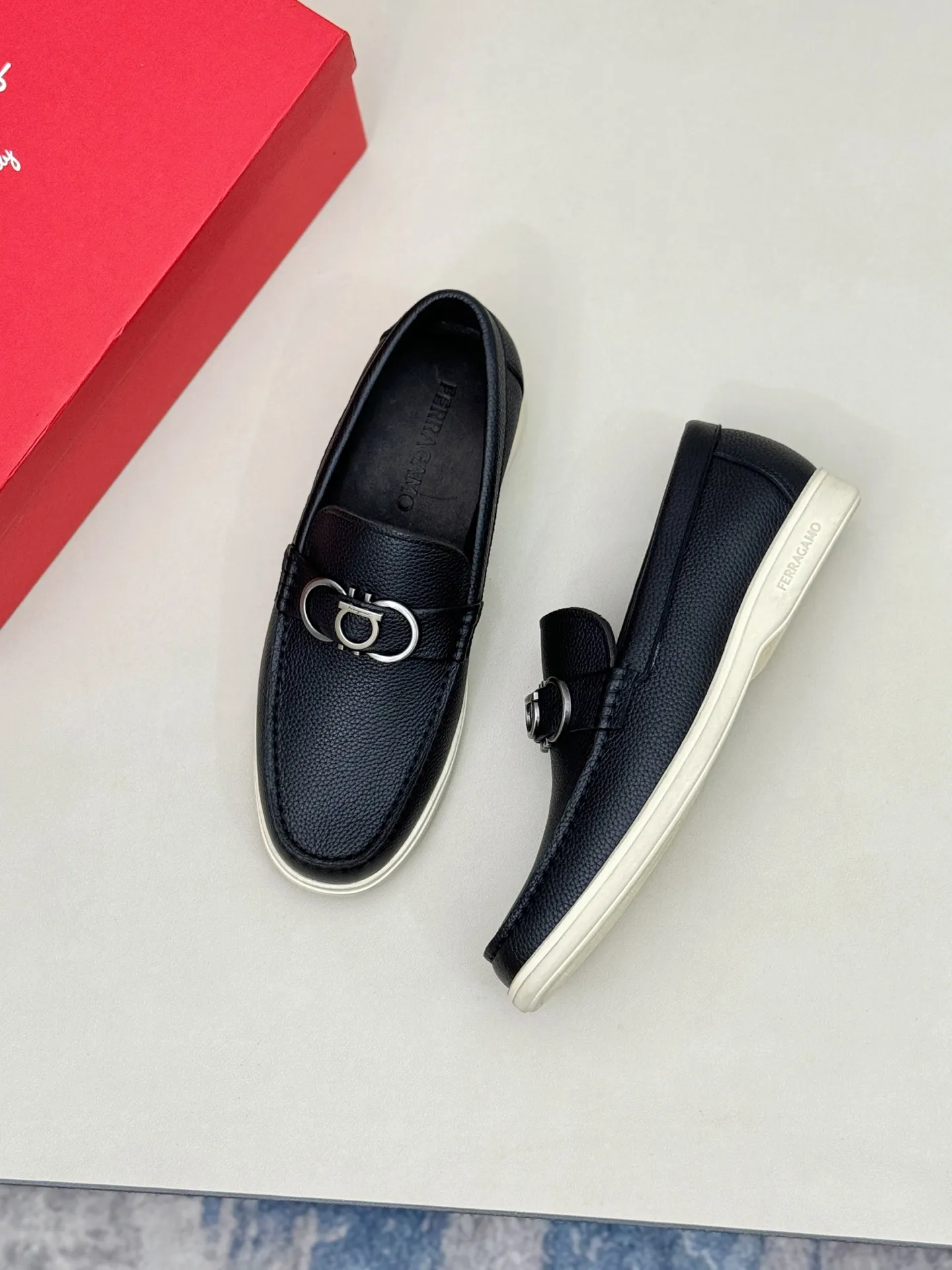 [Ferragamo] P: 580💰 Number of yards: 38~44 (45 orders are non-returnable) Ferragam's new men's driving shoes, the fabric is made of imported cowhide, with visible texture, heavy industrial stitching, dyed calfskin inside, standard logo cowhide feet, big-name experience, soft and comfortable on the feet, a men's favorite, special non-slip and wear-resistant rubber soles, easy to handle various occasions, with original box packaging!